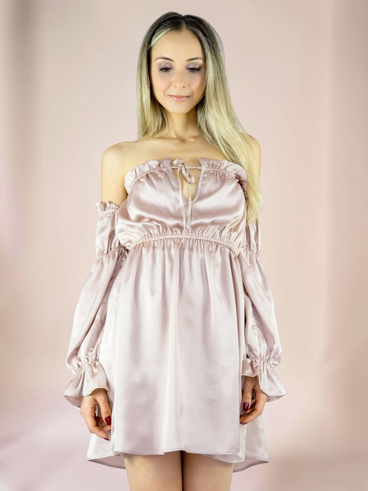 Vestido Liage Curto Ombro a Ombro Manga Comprida Cetim Rosa Claro/ Rosa Antigo Cintilante