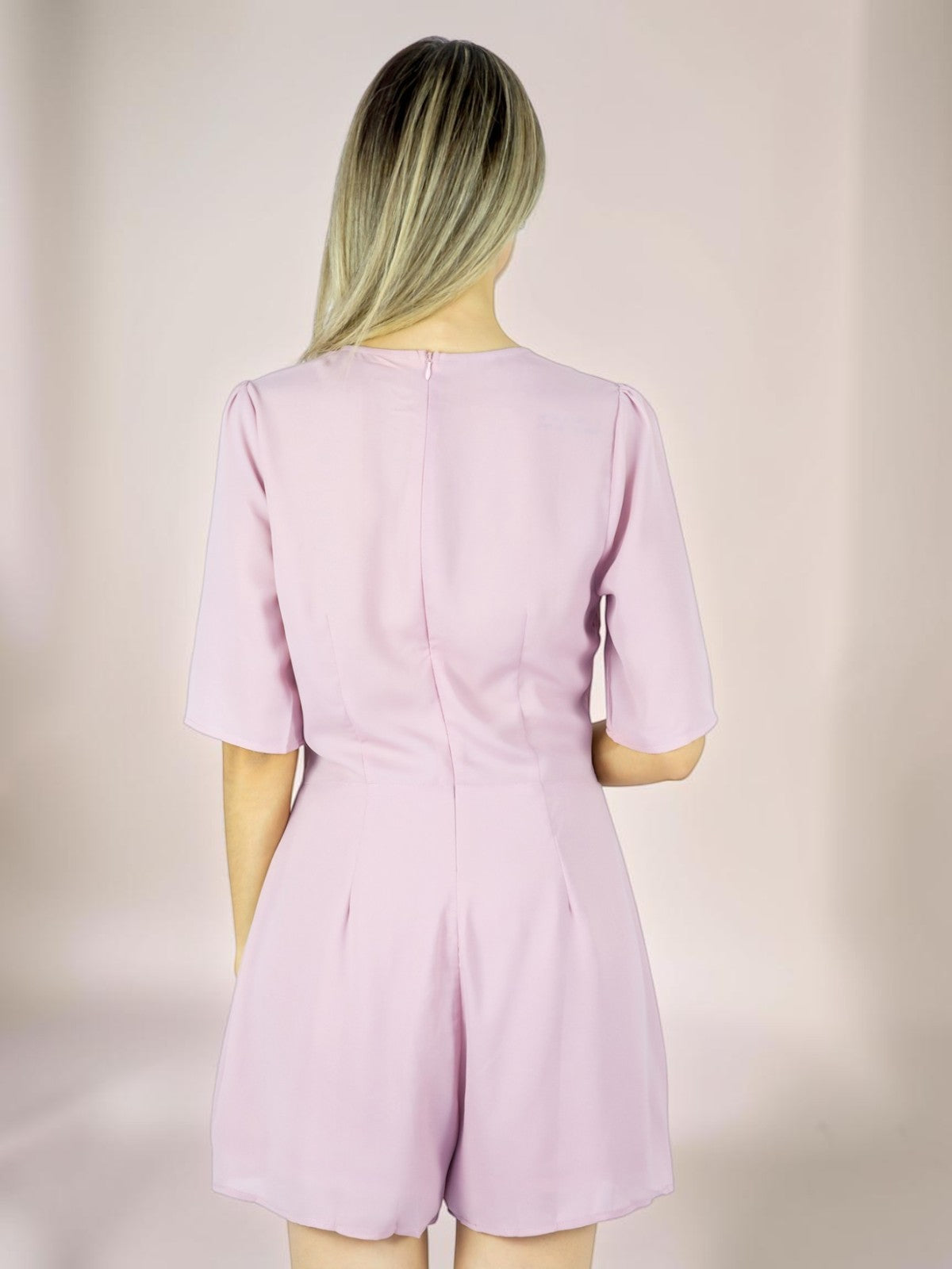 Macaquinho Liage Bordado Floral Chiffon Manga Transparência Laço Decote Rosa Claro Lilás