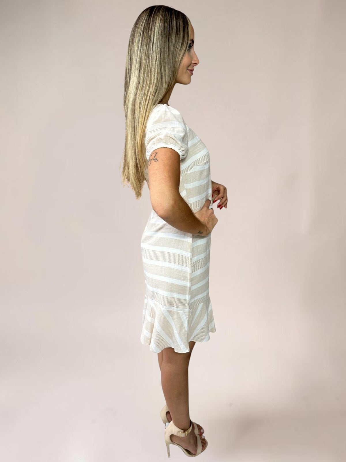 Vestido Liage Festa Curto Manga Curta Listrado Babado Branco Off White Nude