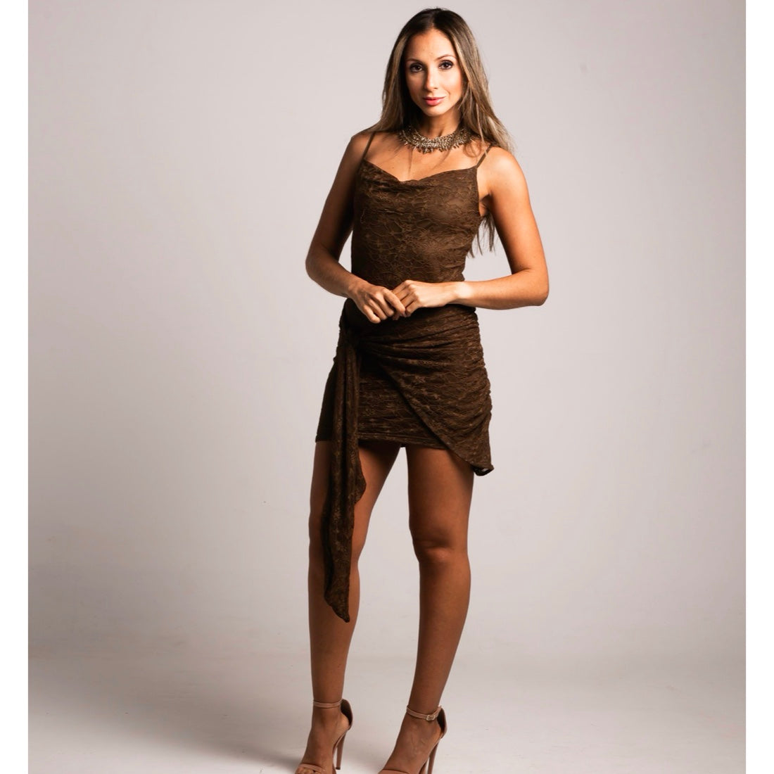 Vestido Curto Liage Renda Alça Alcinha Drapeado Laço Marrom