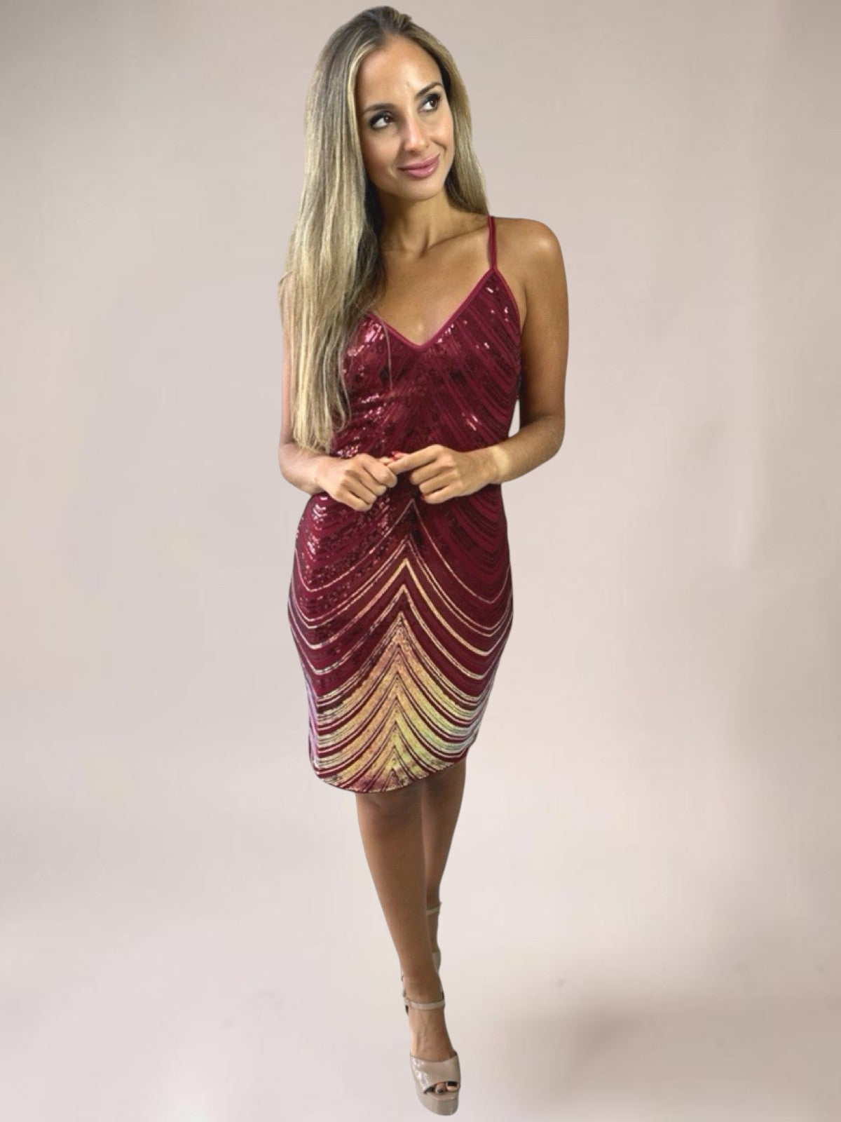 Vestido Liage Curto Festa Bordado Paetê Brilho Brihante Alça Alcinha Decote V Vinho Marsala Dourado