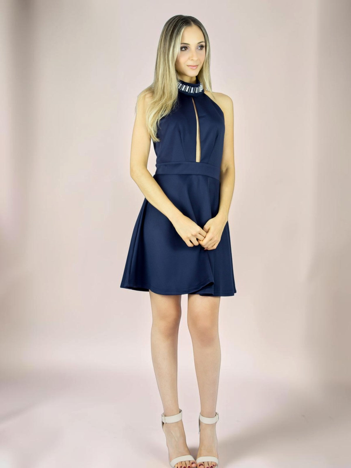 Vestido Liage Curto Liso Frente Única Gola Bordada com Pedras Transparentes Azul Escuro Marinho Navy