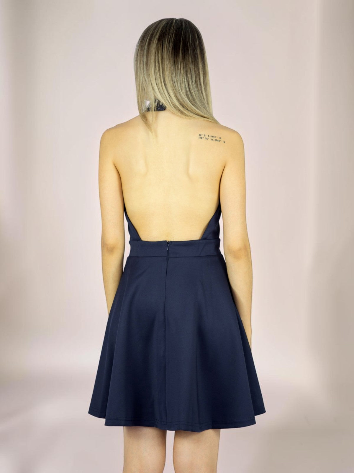 Vestido Liage Curto Liso Frente Única Gola Bordada com Pedras Transparentes Azul Escuro Marinho Navy
