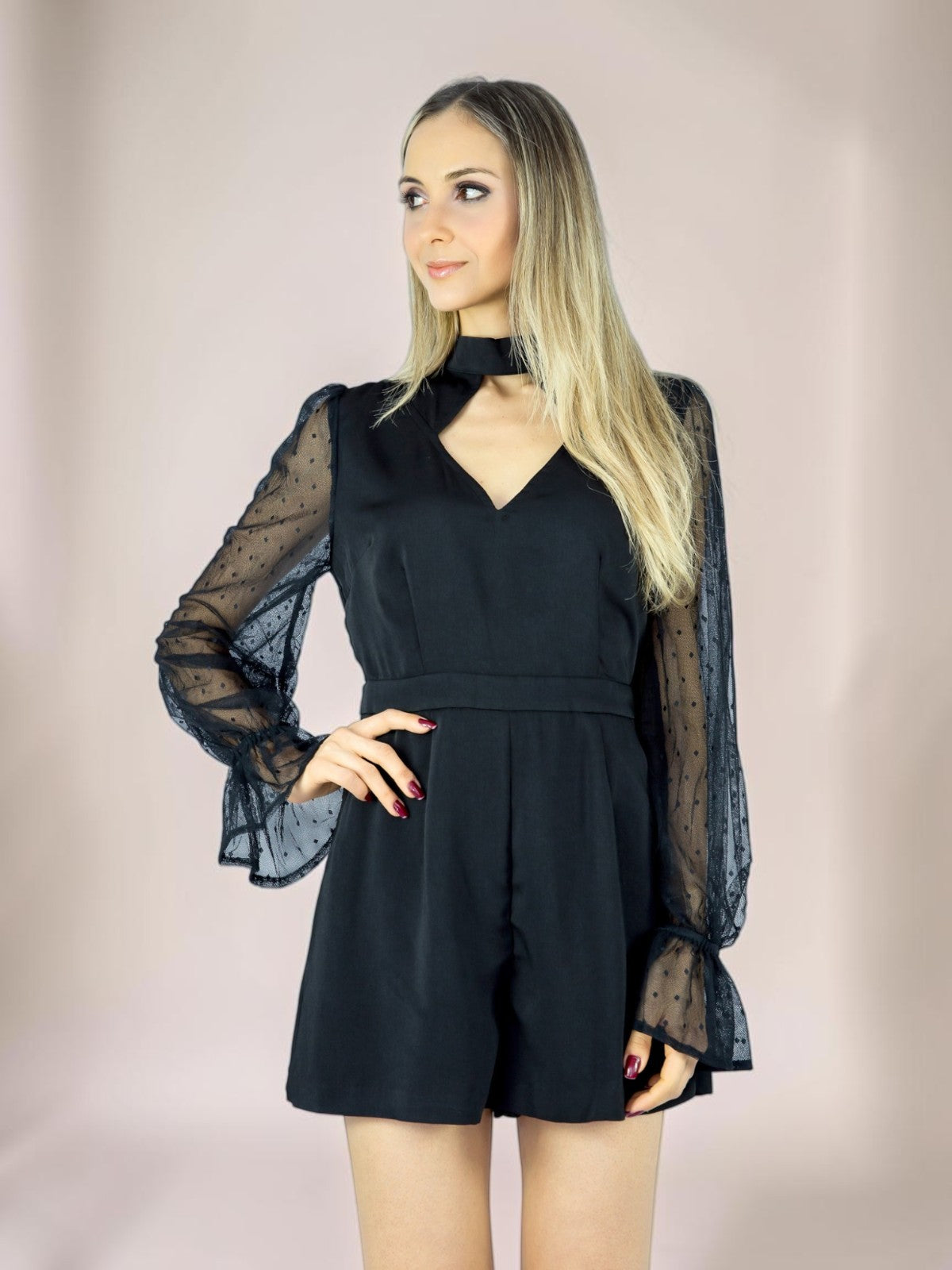 Macaquinho Liage Liso Manga Comprida Transparência Decote Detalhe Chocker Preto