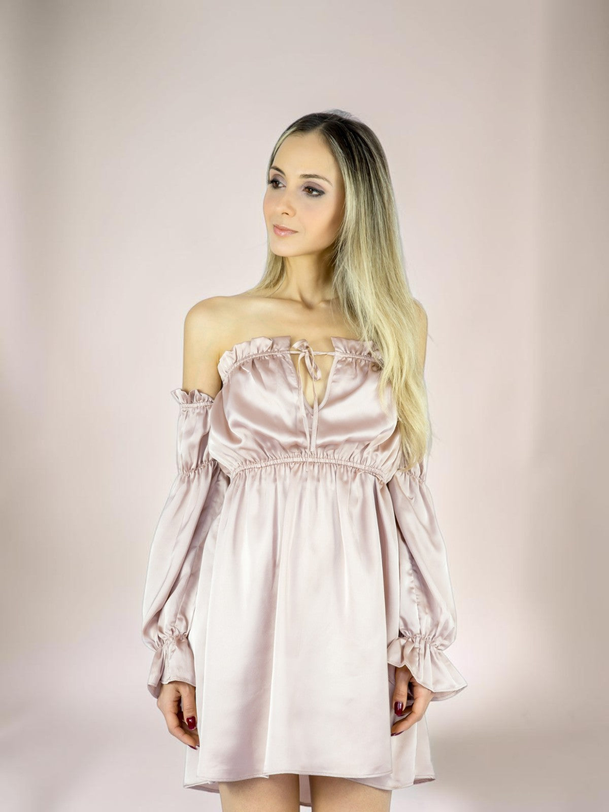 Vestido Liage Curto Ombro a Ombro Manga Comprida Cetim Rosa Claro/ Rosa Antigo Cintilante