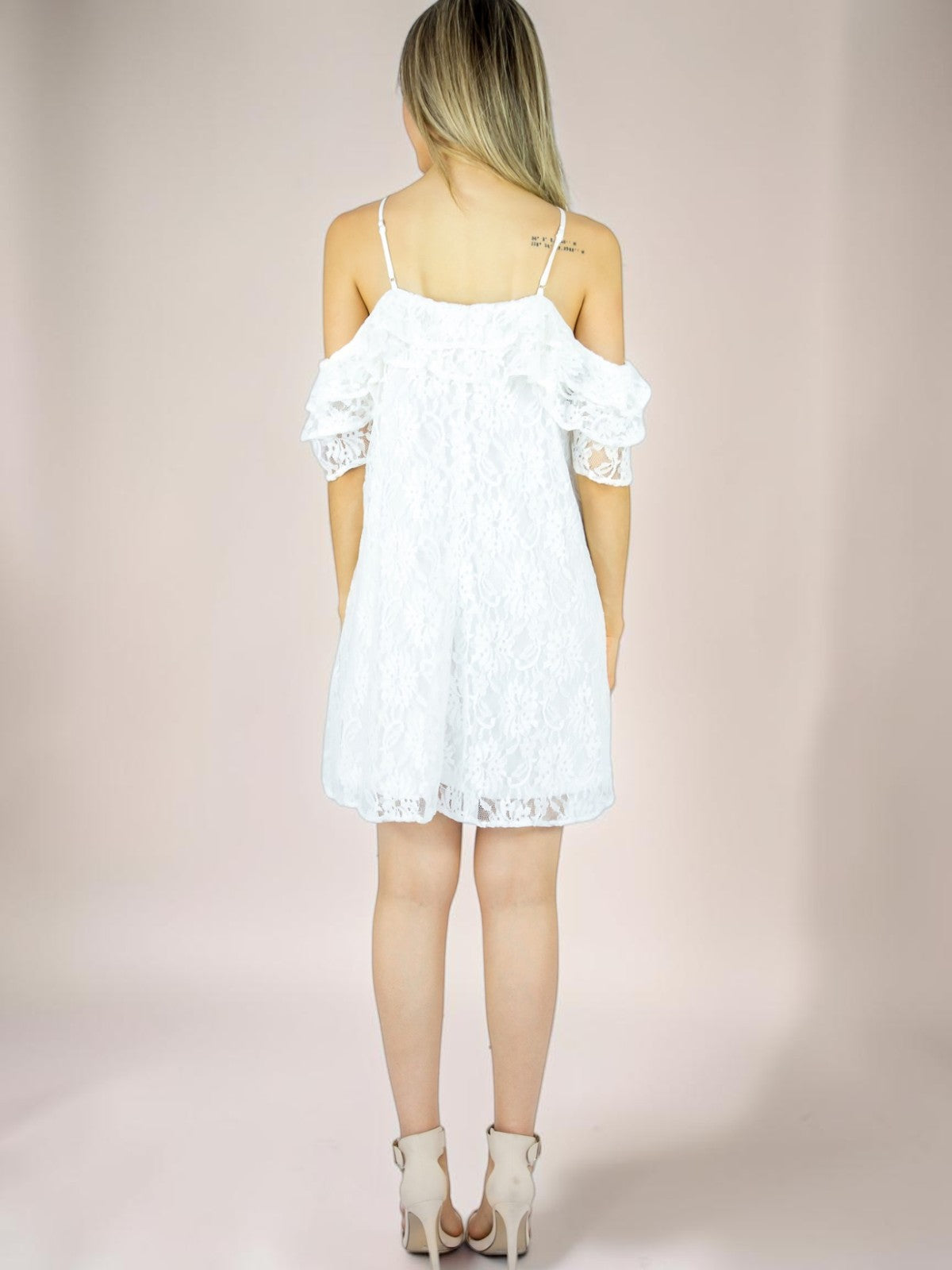 Vestido Liage Curto Renda Ciganinha Alcinha Transparência Off White / Branco