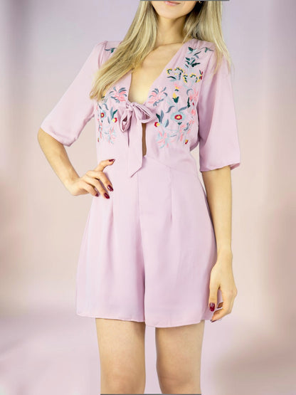 Macaquinho Liage Bordado Floral Chiffon Manga Transparência Laço Decote Rosa Claro Lilás