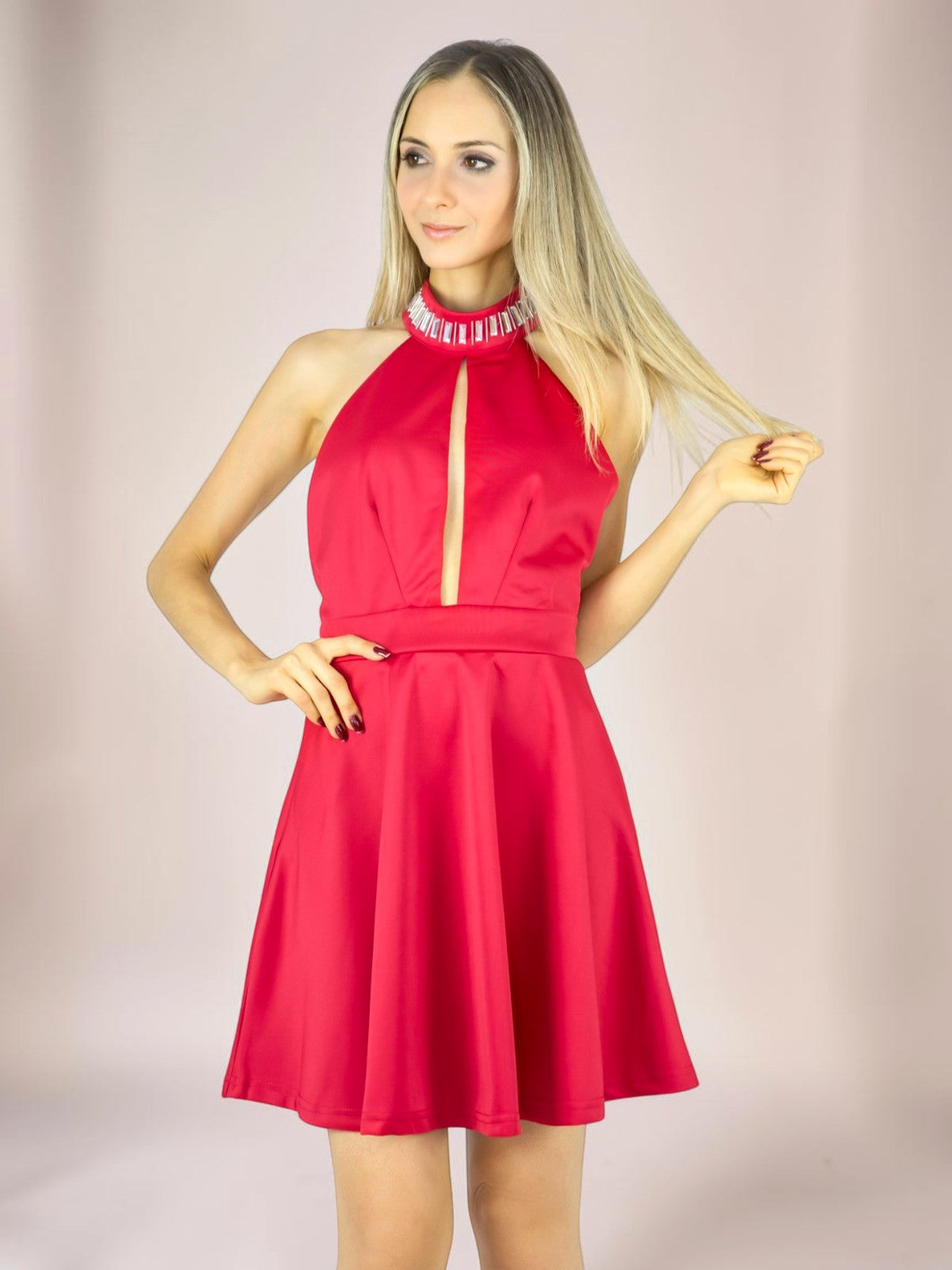 Vestido Liage Curto Liso Frente Única Gola Bordada com Pedras Transparentes Vermelho