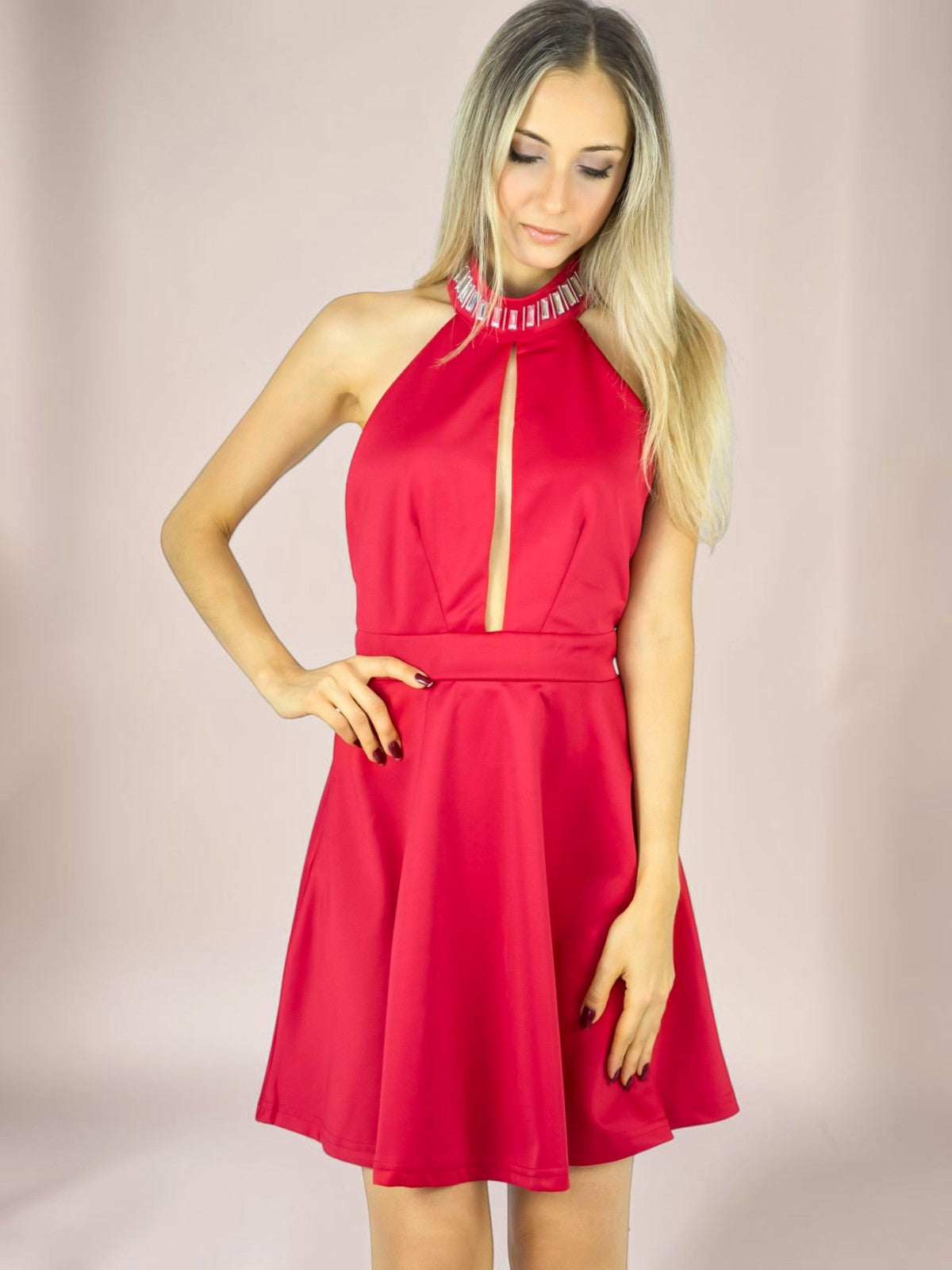 Vestido Liage Curto Liso Frente Única Gola Bordada com Pedras Transparentes Vermelho