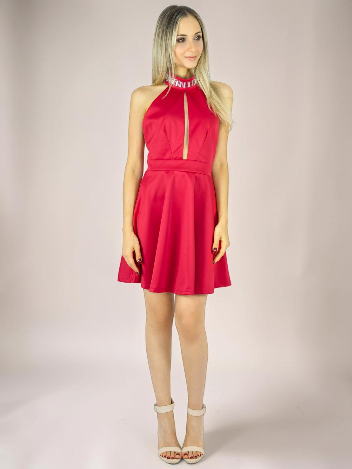 Vestido Liage Curto Liso Frente Única Gola Bordada com Pedras Transparentes Vermelho