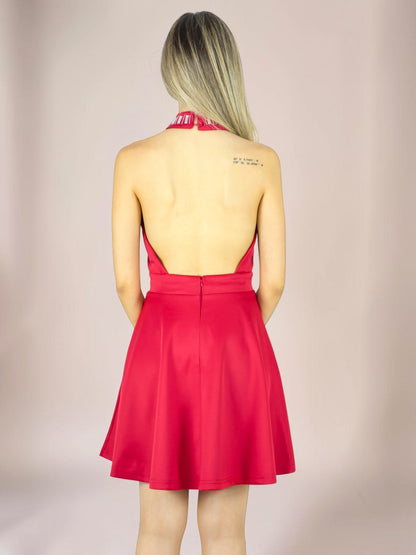Vestido Liage Curto Liso Frente Única Gola Bordada com Pedras Transparentes Vermelho