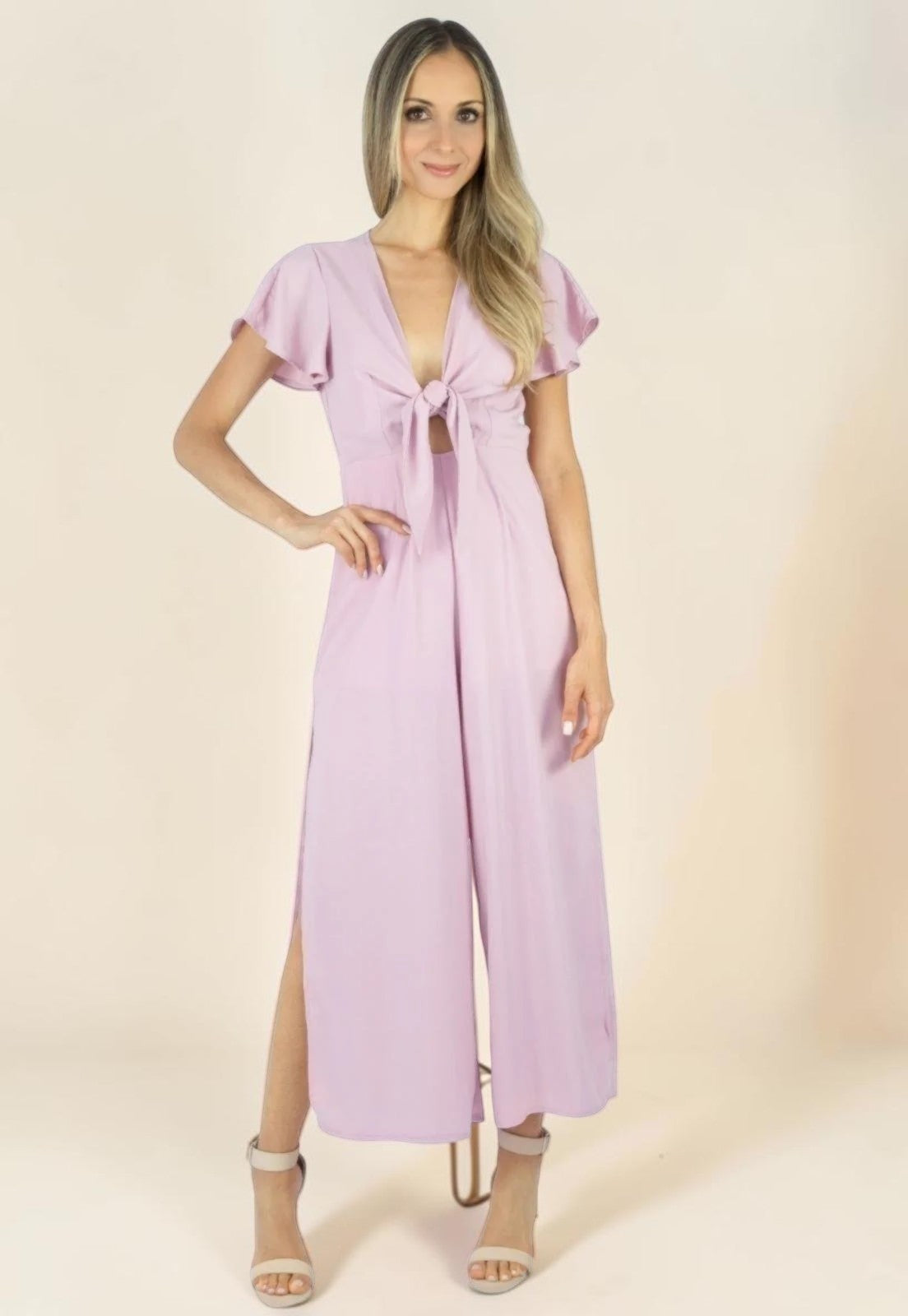 Macacão Liage Liso Pantacourt Manga Curta Decote Laço Fenda Lateral Transparencia Babado Chiffon Rosa Claro
