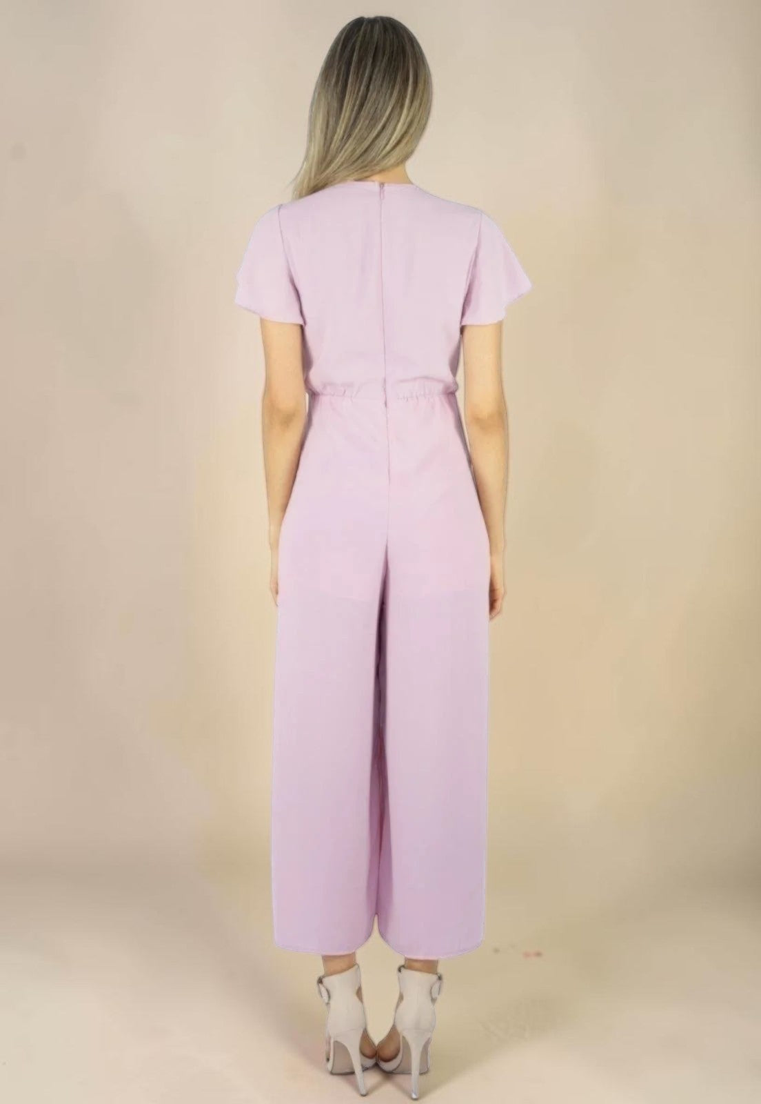 Macacão Liage Liso Pantacourt Manga Curta Decote Laço Fenda Lateral Transparencia Babado Chiffon Rosa Claro