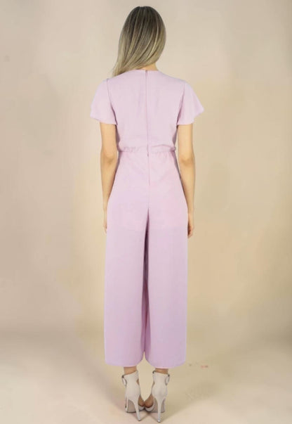 Macacão Liage Liso Pantacourt Manga Curta Decote Laço Fenda Lateral Transparencia Babado Chiffon Rosa Claro