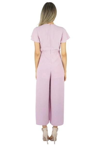 Macacão Liage Liso Pantacourt Manga Curta Decote Laço Fenda Lateral Transparencia Babado Chiffon Rosa Claro