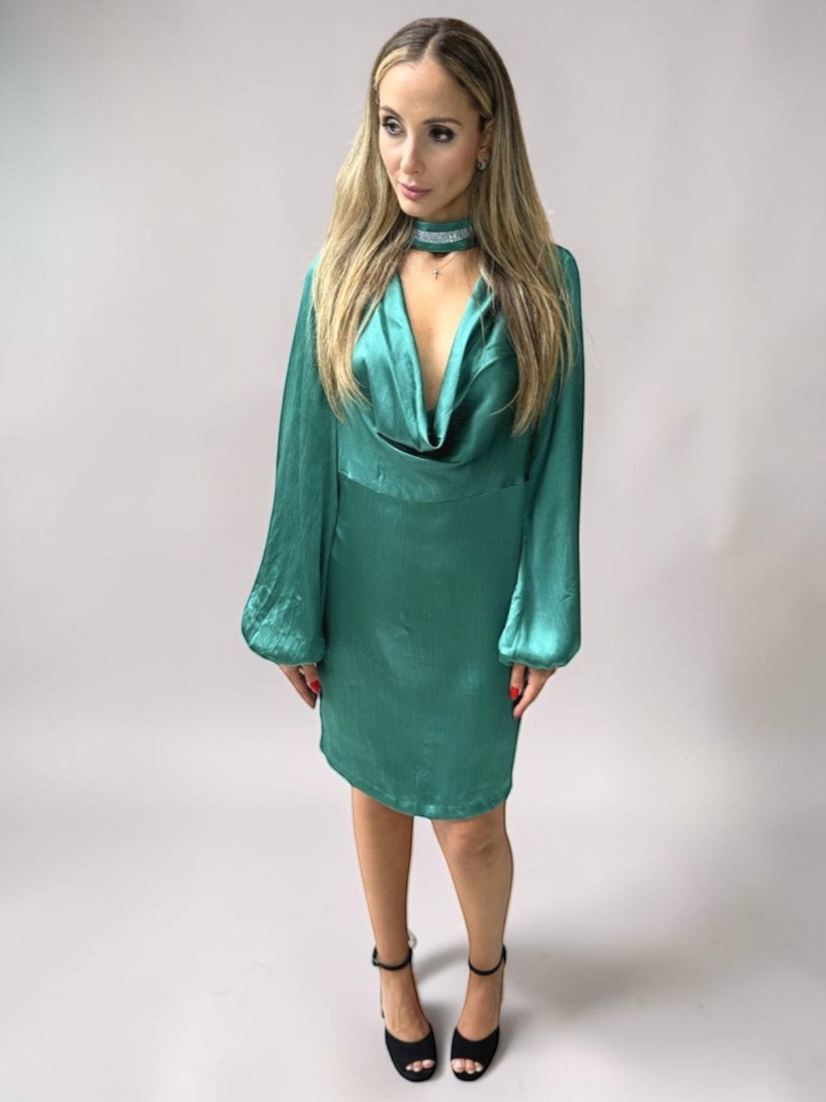 Vestido Liage Curto Festa Liso Brilho Manga Comprida Strass Drapeado Chocker Metalizado Verde Escuro