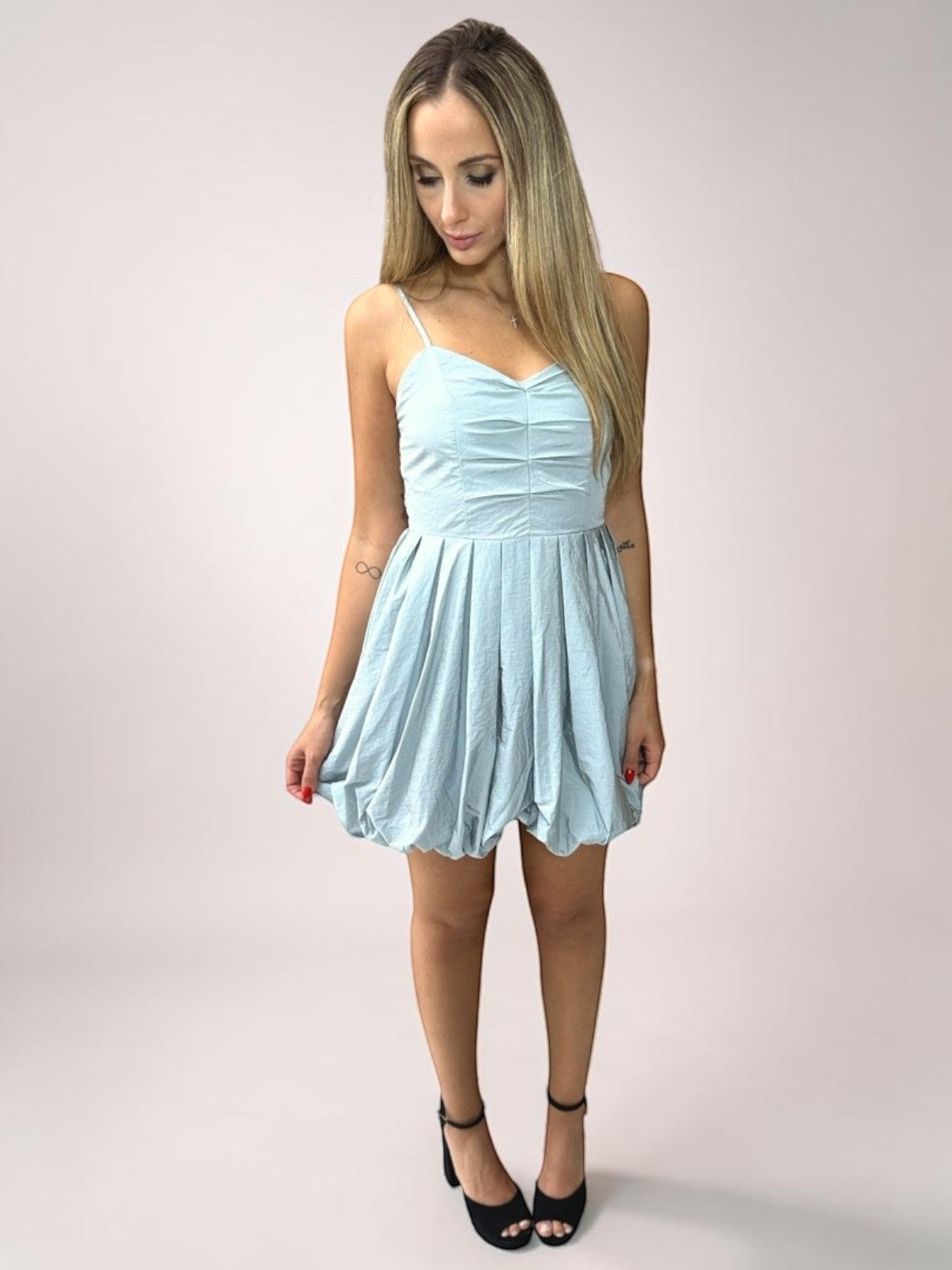 Vestido Liage Curto Brilho Liso Balone Alça Alcinha Metalizado Prata Cinza