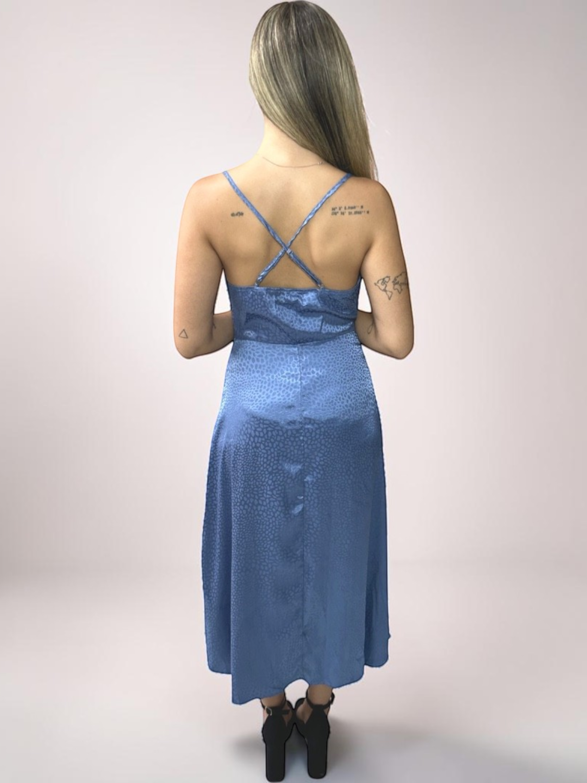 Vestido Liage Curto Festa Liso Brilho Onça Oncinha Fenda Alcinha Alça Drapeado Metalizado Azul Claro
