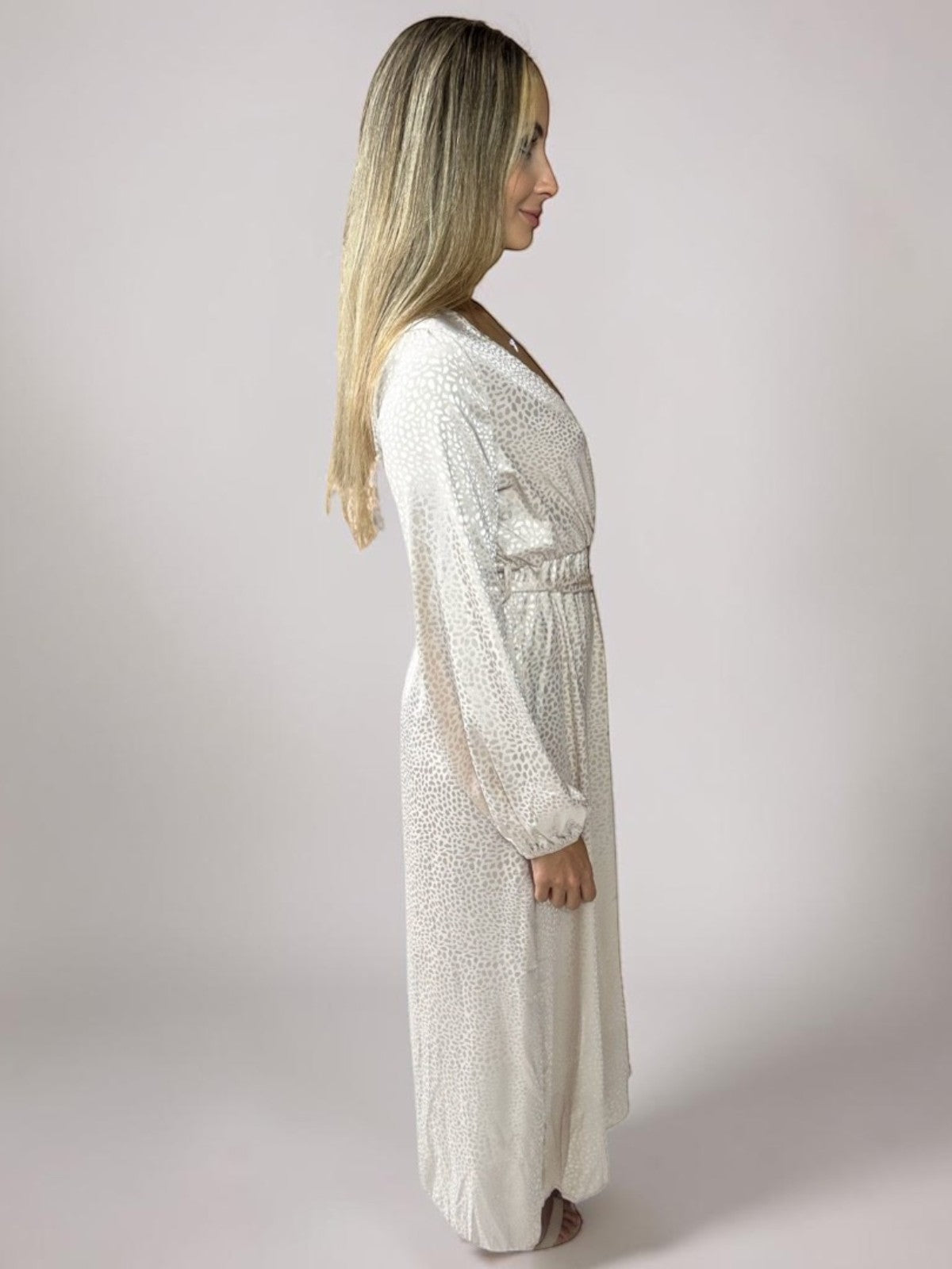 Vestido Liage Longo Festa Liso Brilho Onça Oncinha Fenda Manga Comprida Metalizado Nude