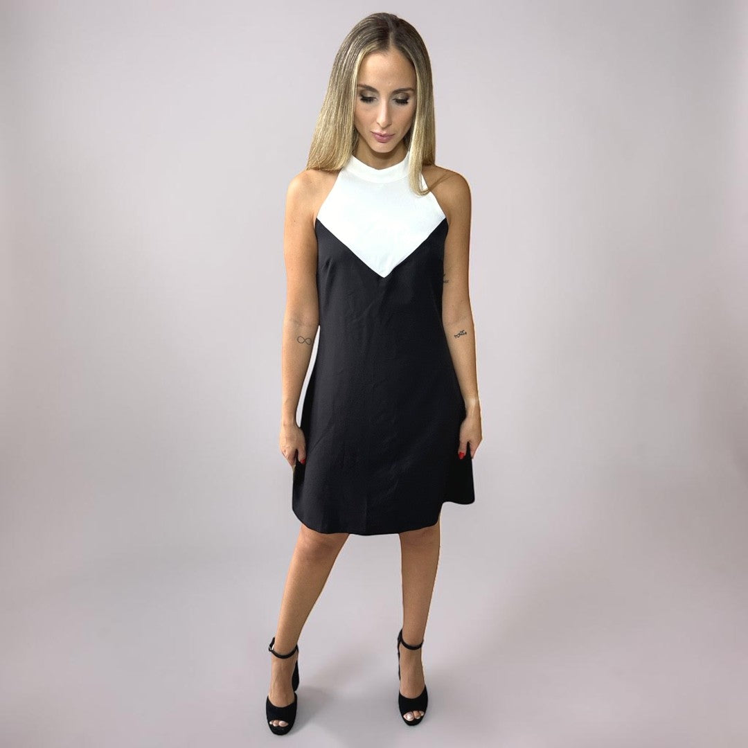 Vestido Liage Curto Liso Sem Manga Decote Canoa Chocker Off White Preto
