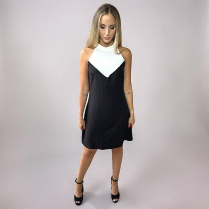 Vestido Liage Curto Liso Sem Manga Decote Canoa Chocker Off White Preto