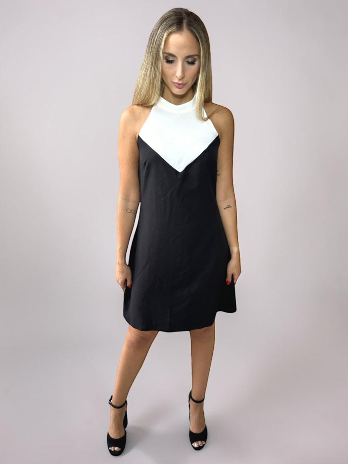 Vestido Liage Curto Liso Sem Manga Decote Canoa Chocker Off White Preto