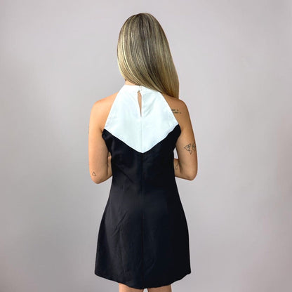 Vestido Liage Curto Liso Sem Manga Decote Canoa Chocker Off White Preto