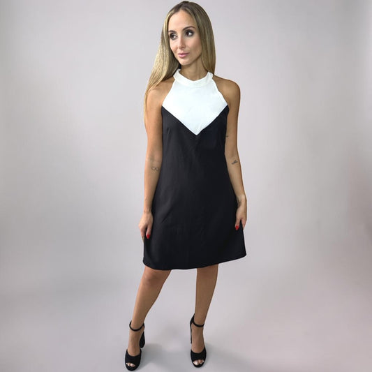 Vestido Liage Curto Liso Sem Manga Decote Canoa Chocker Off White Preto