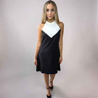 Vestido Liage Curto Liso Sem Manga Decote Canoa Chocker Off White Preto
