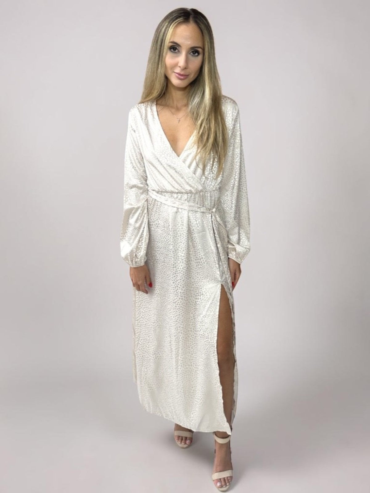 Vestido Liage Longo Festa Liso Brilho Onça Oncinha Fenda Manga Comprida Metalizado Nude