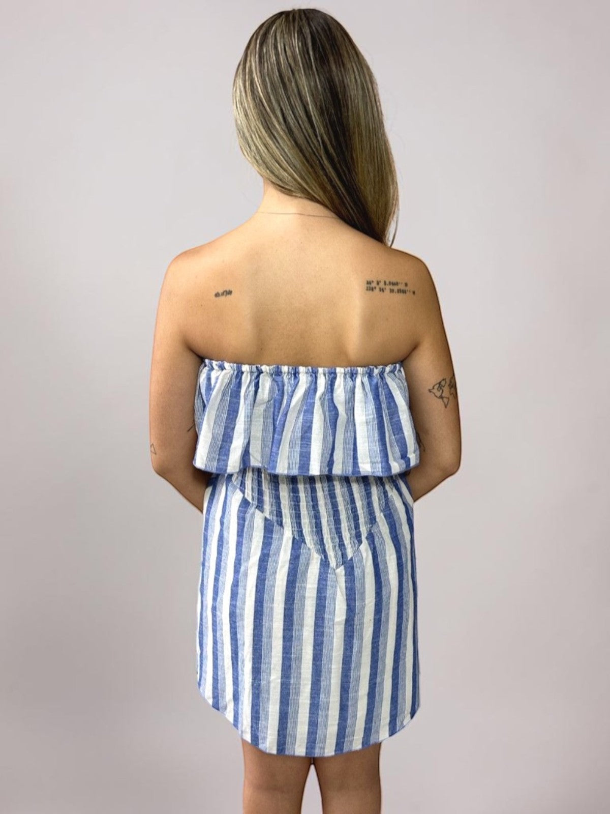 Vestido Liage Curto Listrado Tomara Que Caia Babado Rodado Azul Claro Nude Off-White