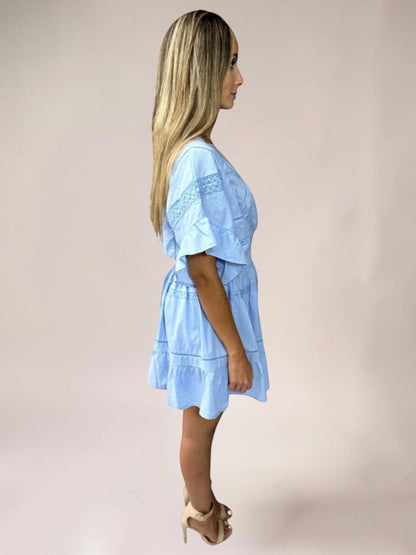 Vestido Liage Liso Manga Curta Linho Bordado Rodado Decote Canoa Azul Claro