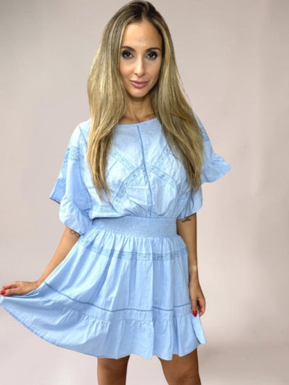 Vestido Liage Liso Manga Curta Linho Bordado Rodado Decote Canoa Azul Claro