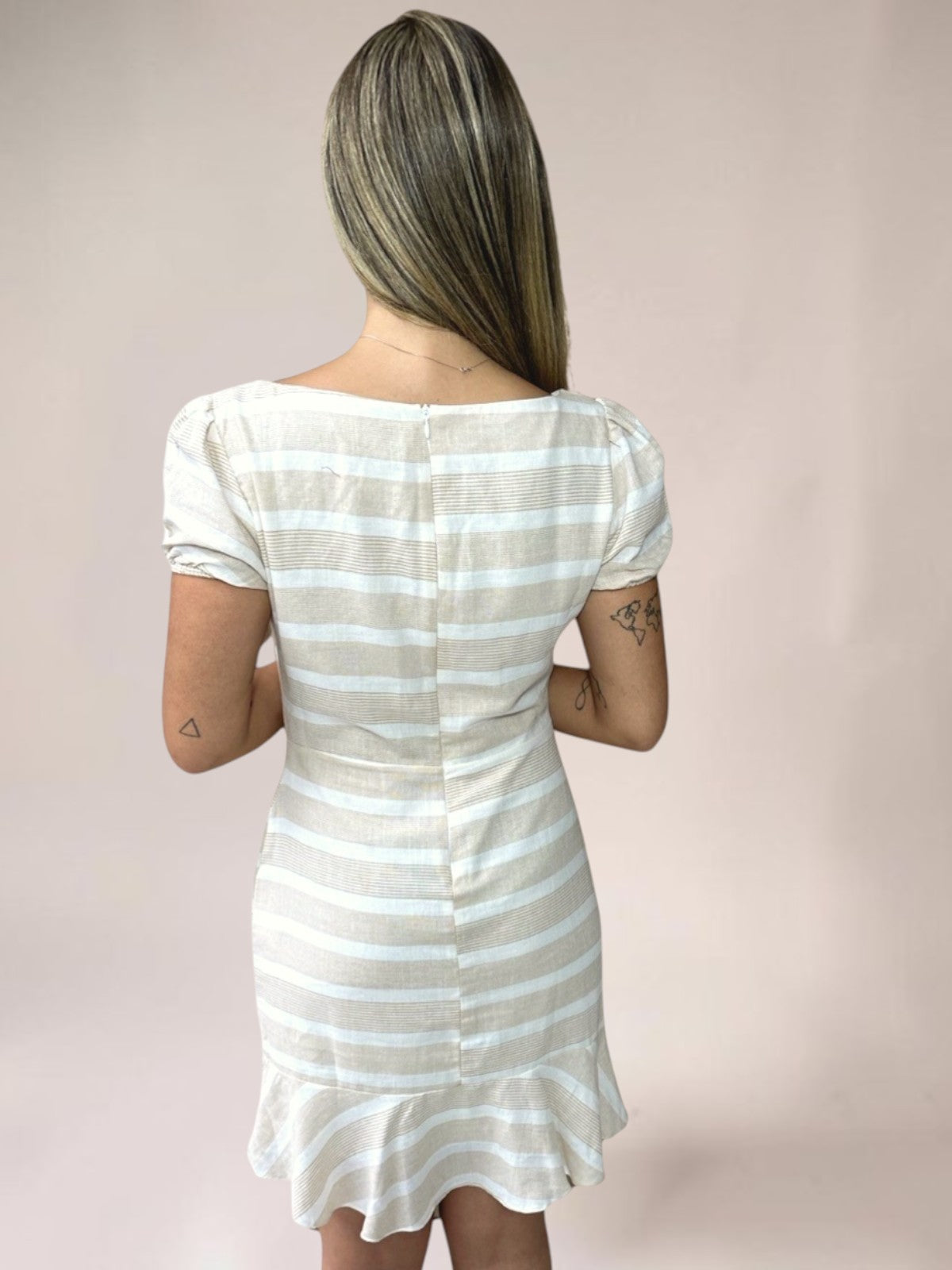 Vestido Liage Festa Curto Manga Curta Listrado Babado Branco Off White Nude