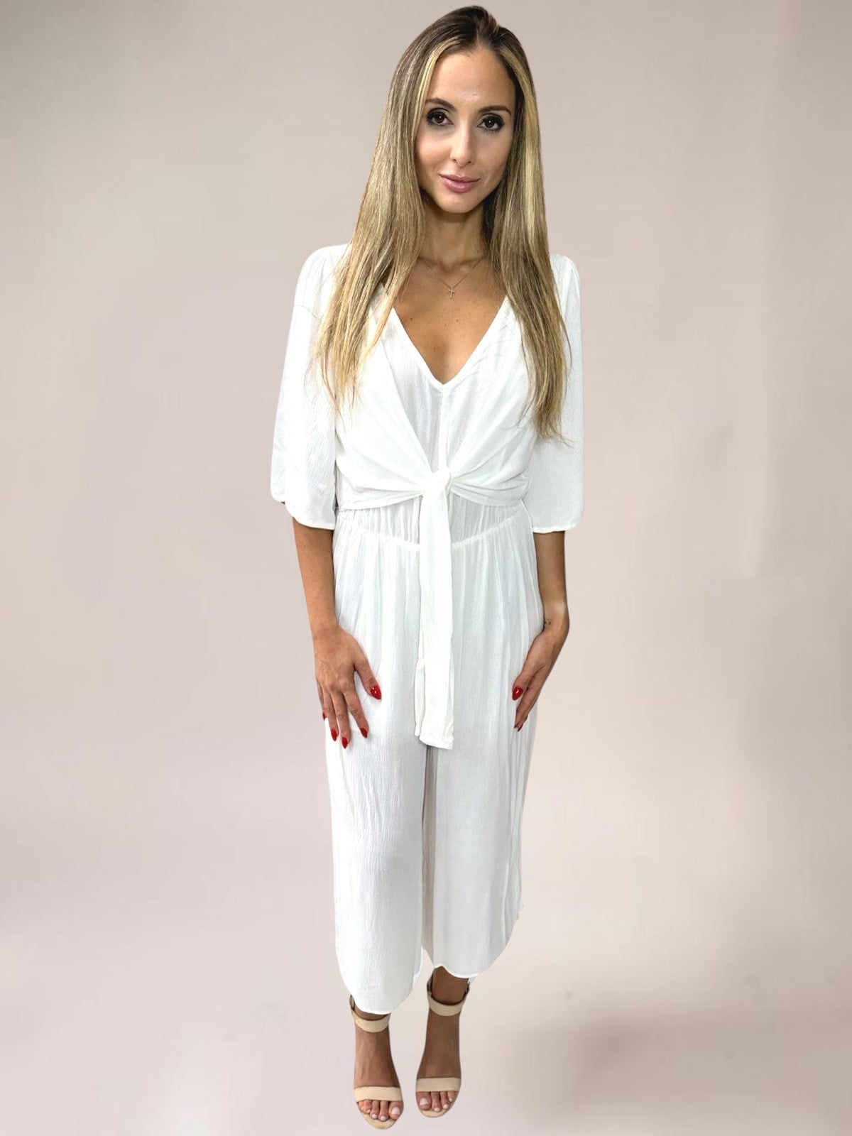 Macacão Liage Liso Manga Curta Transparencia Laço Decote V Branco Off White