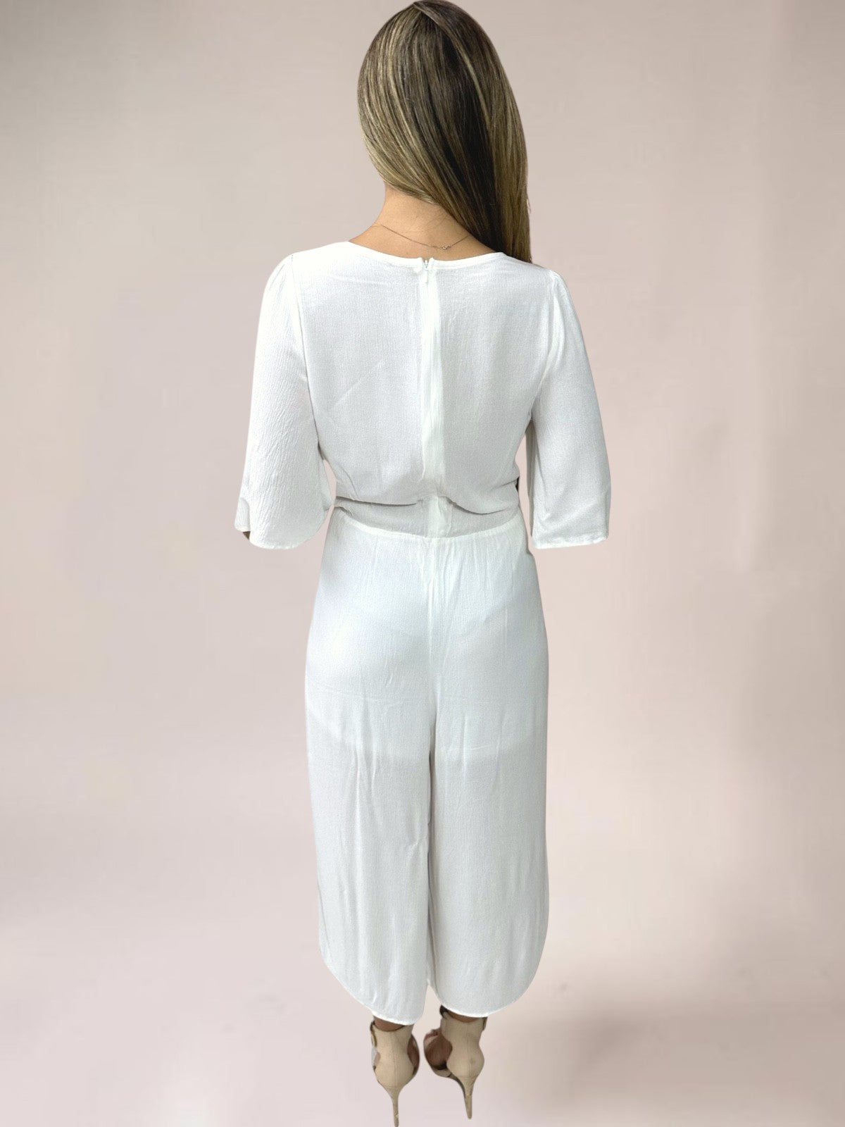 Macacão Liage Liso Manga Curta Transparencia Laço Decote V Branco Off White