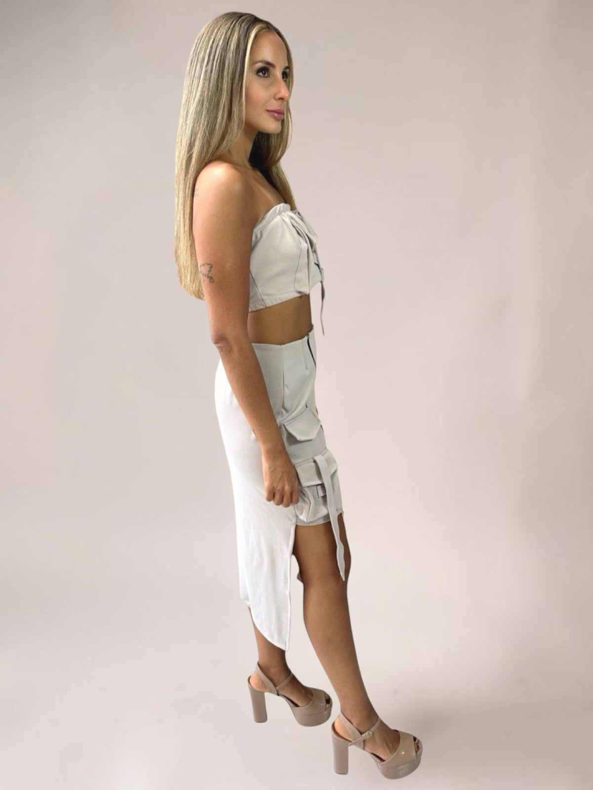 Conjunto Liage Saia Midi e Blusa Cropped Tomara Que Caia Ziper Assimetrica Nude Off White