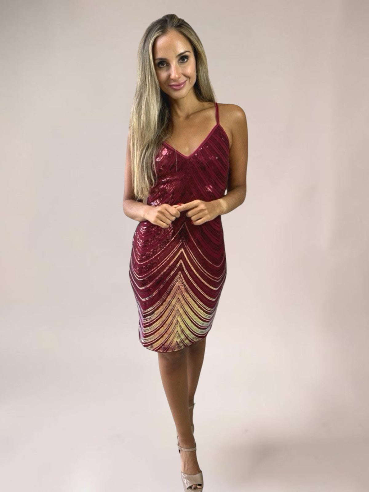 Vestido Liage Curto Festa Bordado Paetê Brilho Brihante Alça Alcinha Decote V Vinho Marsala Dourado
