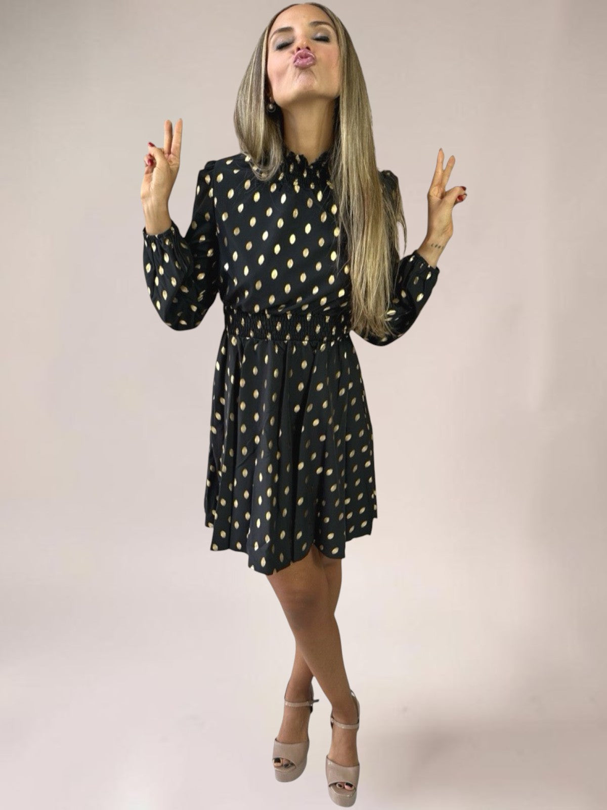 Vestido Liage Curto Manga Comprida Gola Poá Bolinhas Preto Branco Dourado