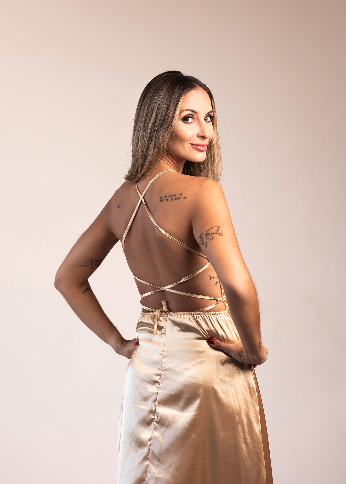 Vestido Longo Liage Festa Casamento Brilho Fenda Frente Unica Decote Costas Cetim Metalizado Dourado
