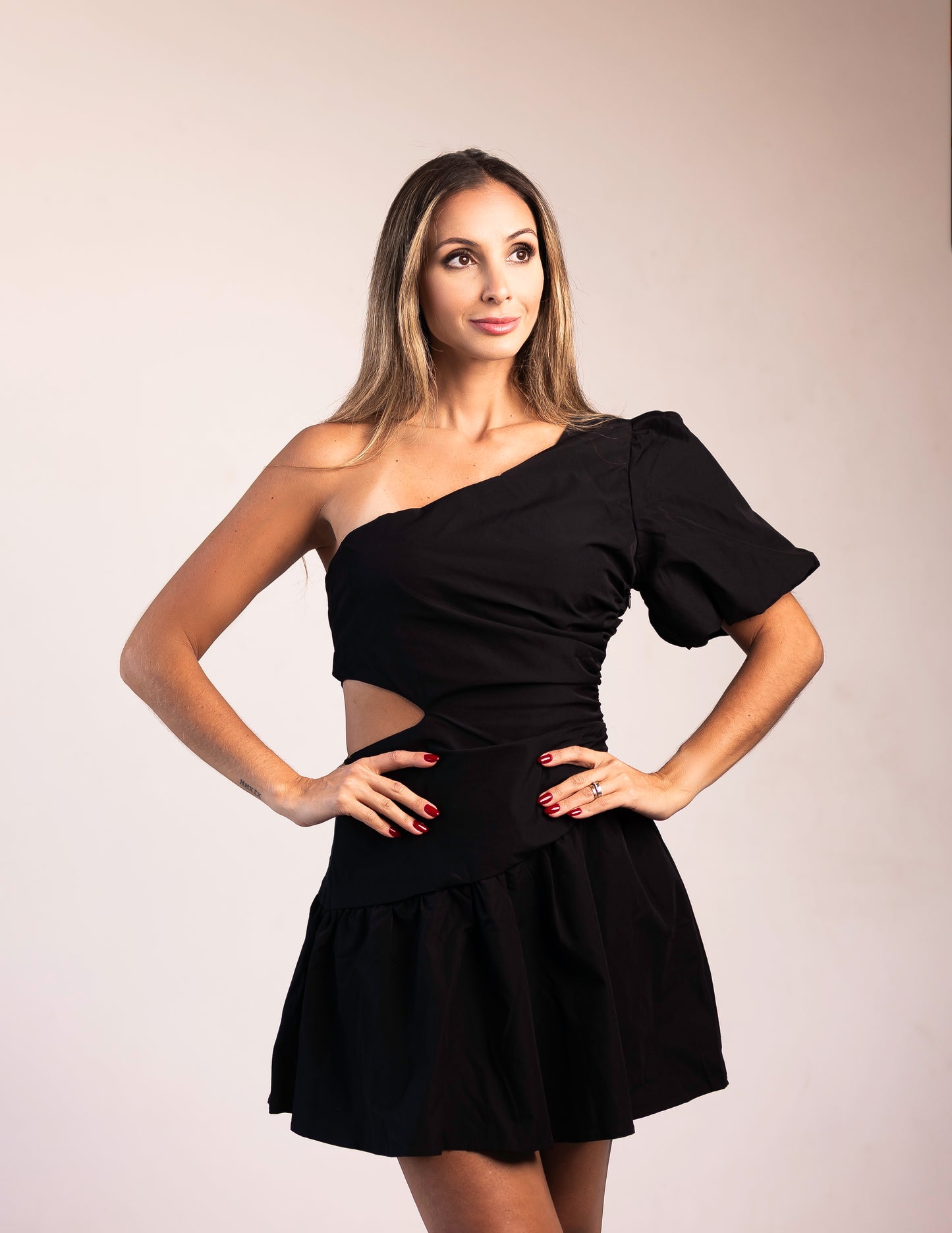 Vestido Liage Curto Liso Um Ombro Manga Balone Drapeado Recorte Preto
