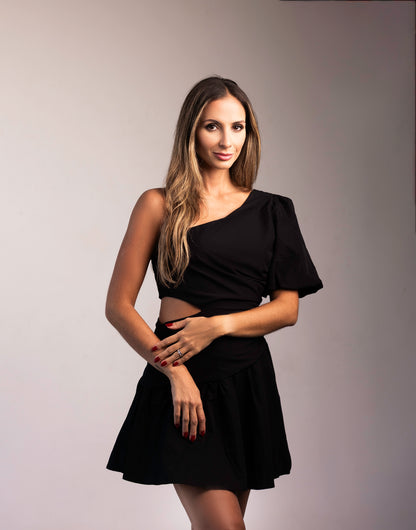 Vestido Liage Curto Liso Um Ombro Manga Balone Drapeado Recorte Preto