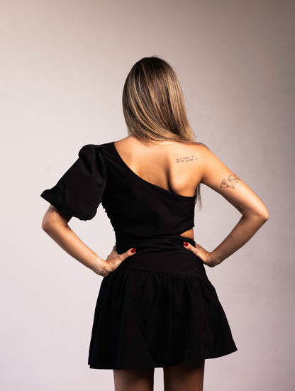Vestido Liage Curto Liso Um Ombro Manga Balone Drapeado Recorte Preto