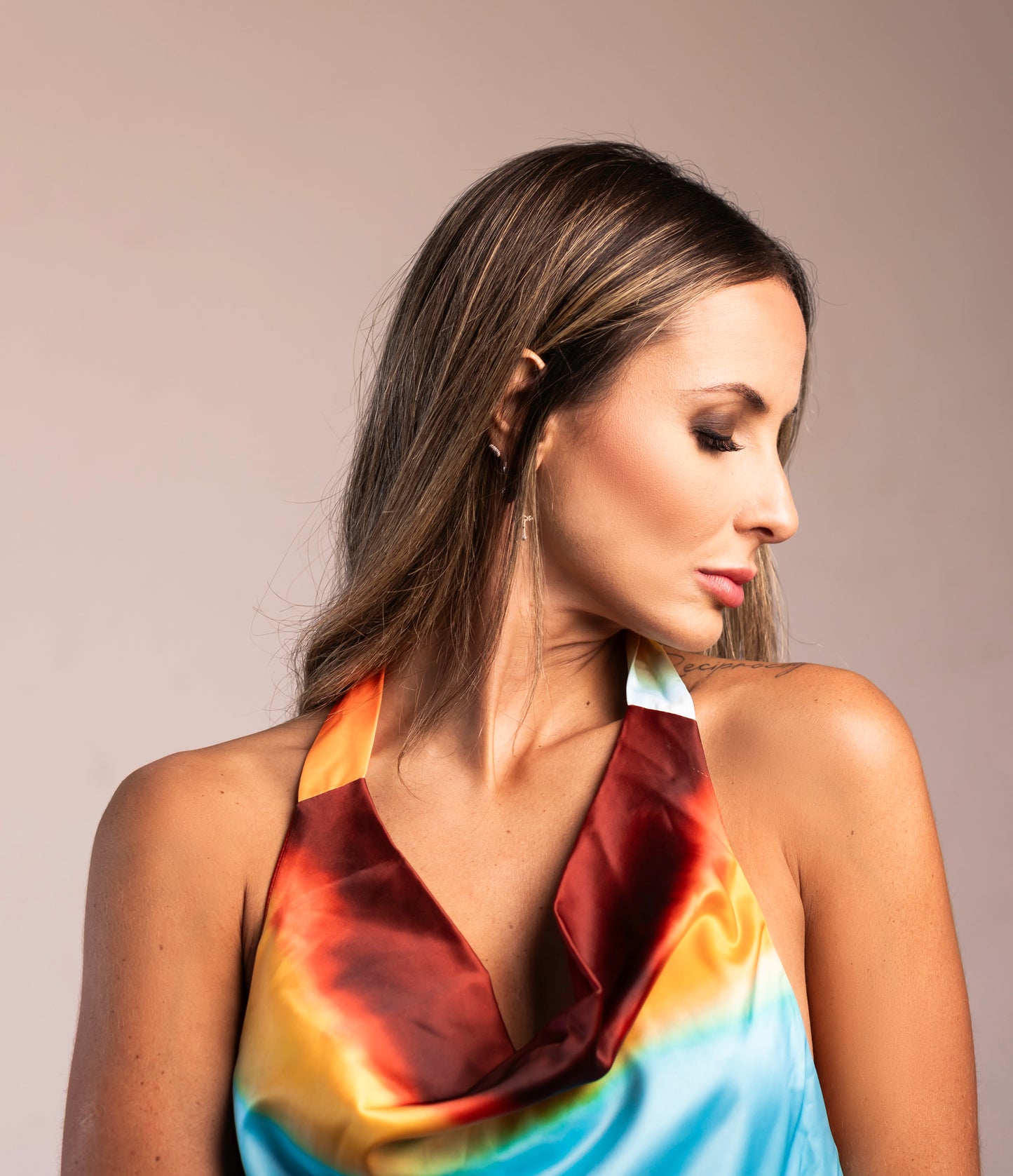 Vestido Liage Curto Festa Drapeado Cetim Frente Unica Tie Dye Vinho Laranja Amarelo Branco Azul Claro
