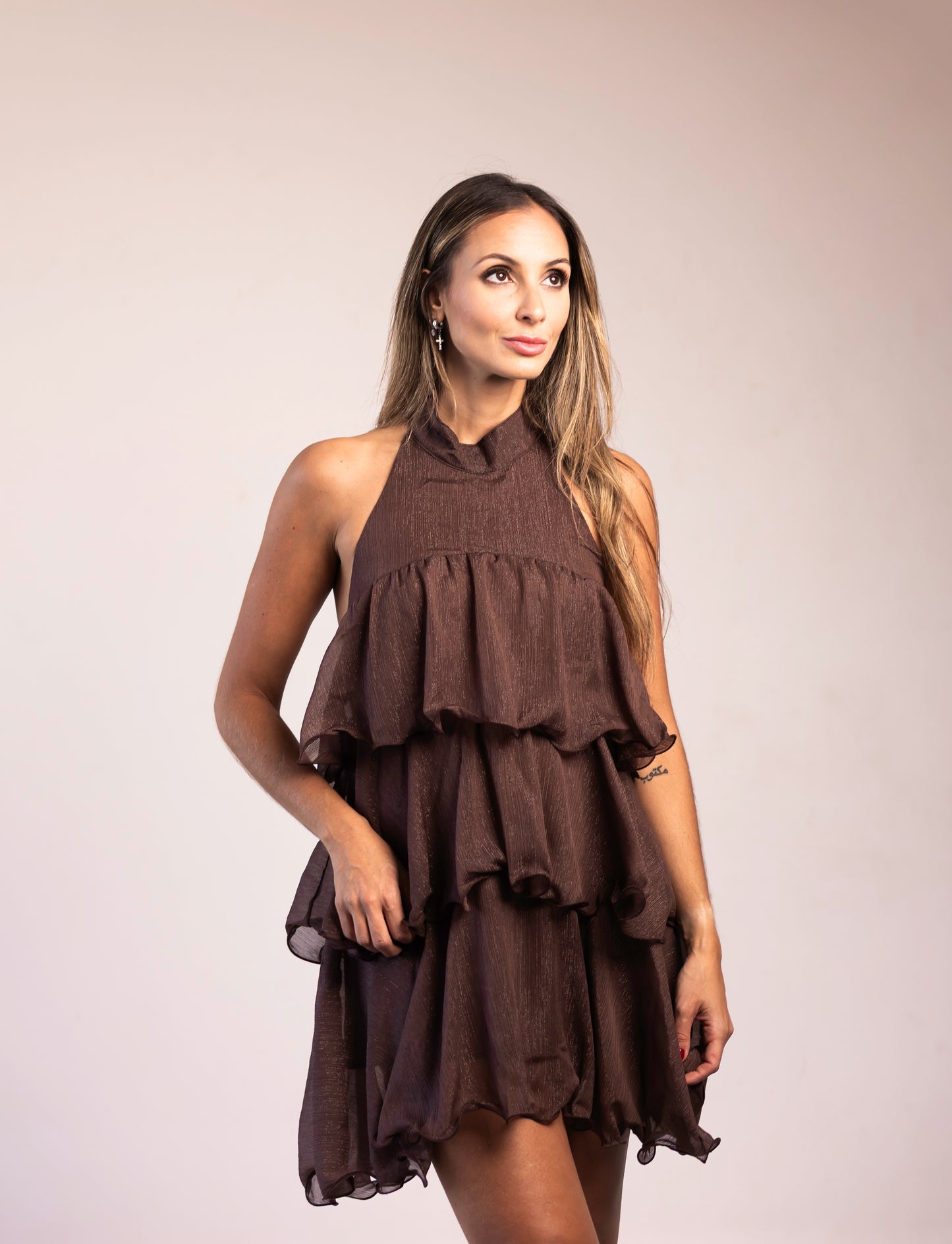 Vestido Curto Liage Brilho Babado Metalizado Prata Marrom
