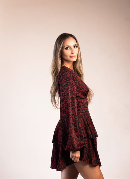 Vestido Liage Curto Festa Estampado Onça Oncinha Drapeado Manga Comprida Decote V Babado Preto Vermelho Escuro Vinho