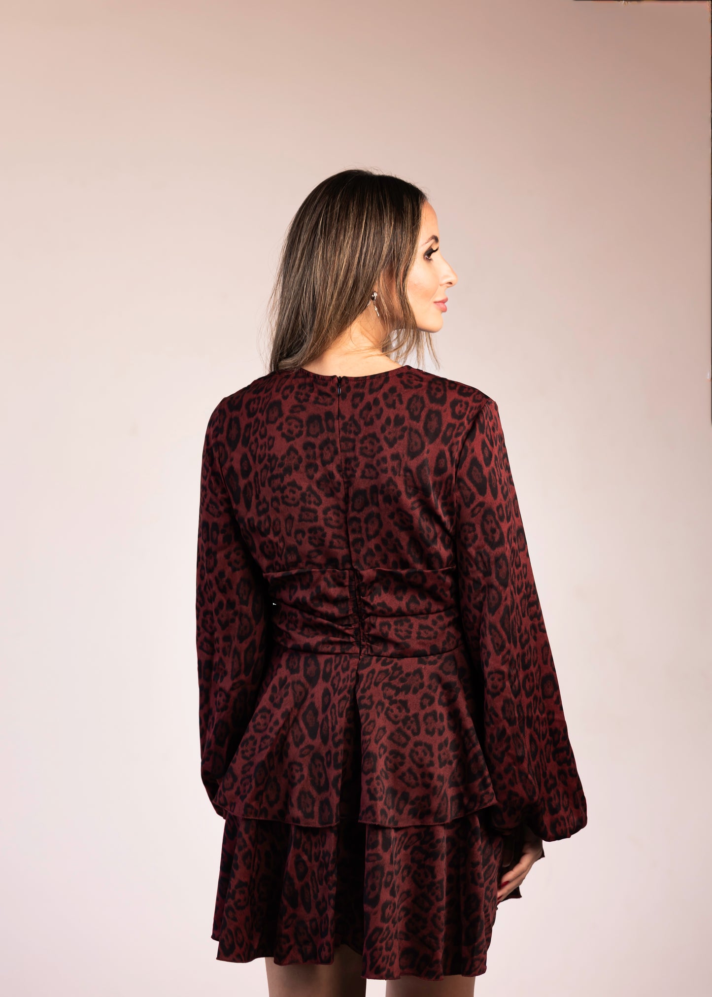 Vestido Liage Curto Festa Estampado Onça Oncinha Drapeado Manga Comprida Decote V Babado Preto Vermelho Escuro Vinho