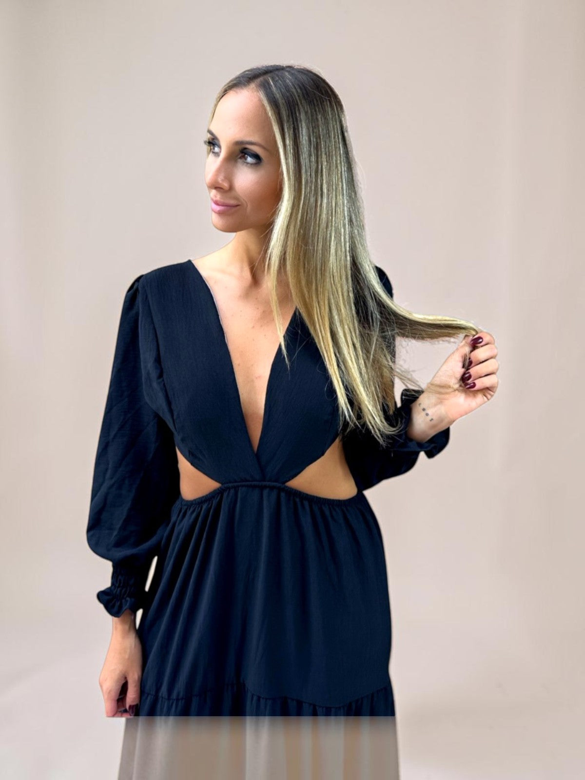 Vestido Liage Longo Manga Comprida Decote V Recorte Preto