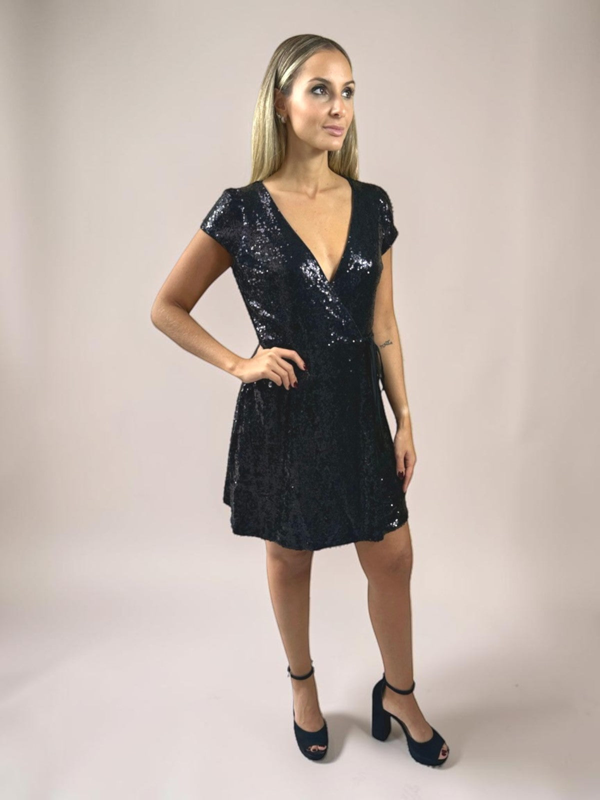 Vestido Liage Curto Festa Bordado Paetê Manga Curta Transpassado Brilho Manga Curta Preto