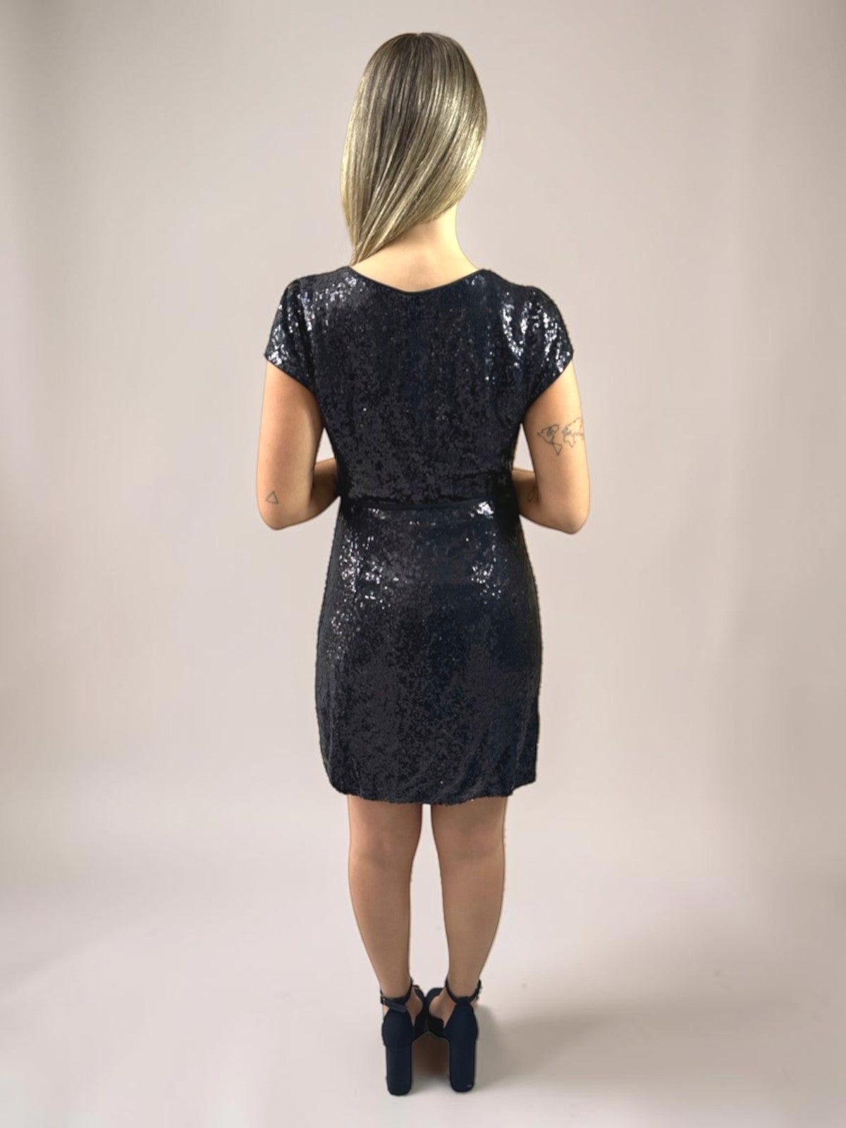 Vestido Liage Curto Festa Bordado Paetê Manga Curta Transpassado Brilho Manga Curta Preto